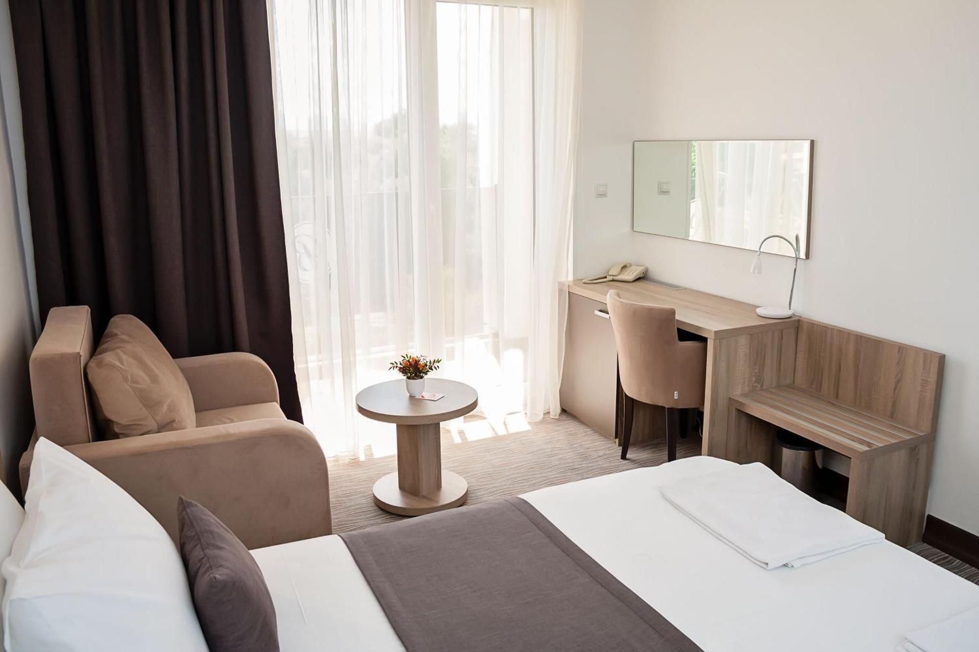 Bosphorus Hotel Aleksinac Ngoại thất bức ảnh